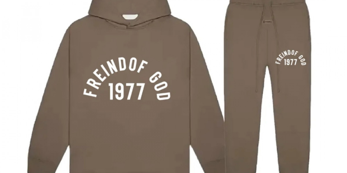 Essentials Tracksuit Outfit Ideas for a Clean and Modern Streetwear Look