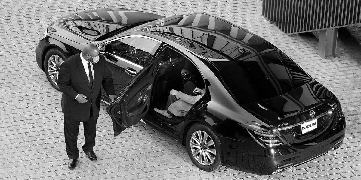 Why Alexandria VA Travelers Prefer Airport Pickup Limo Services